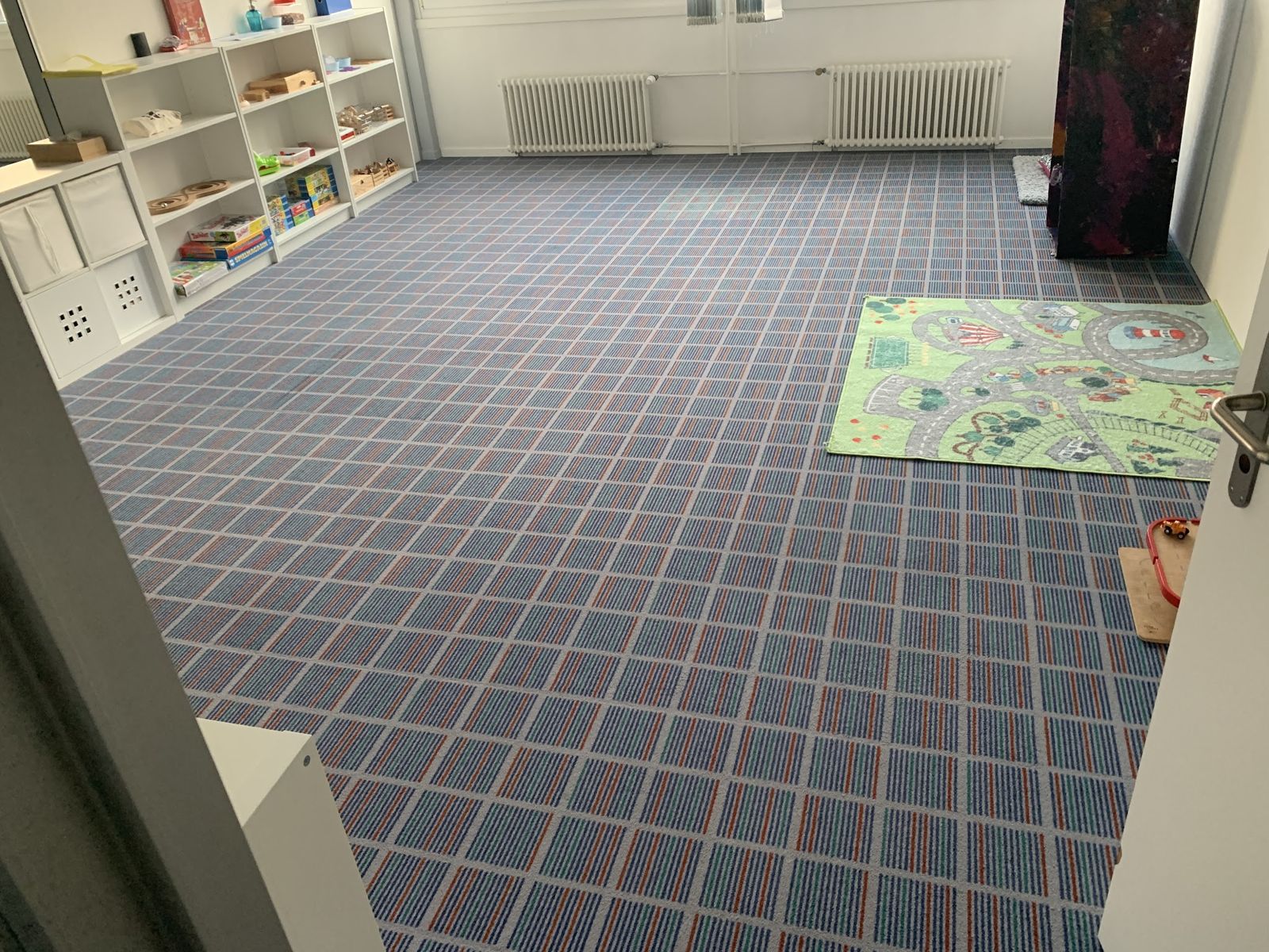 Neu verlegter Teppichboden in einem Kinderzimmer