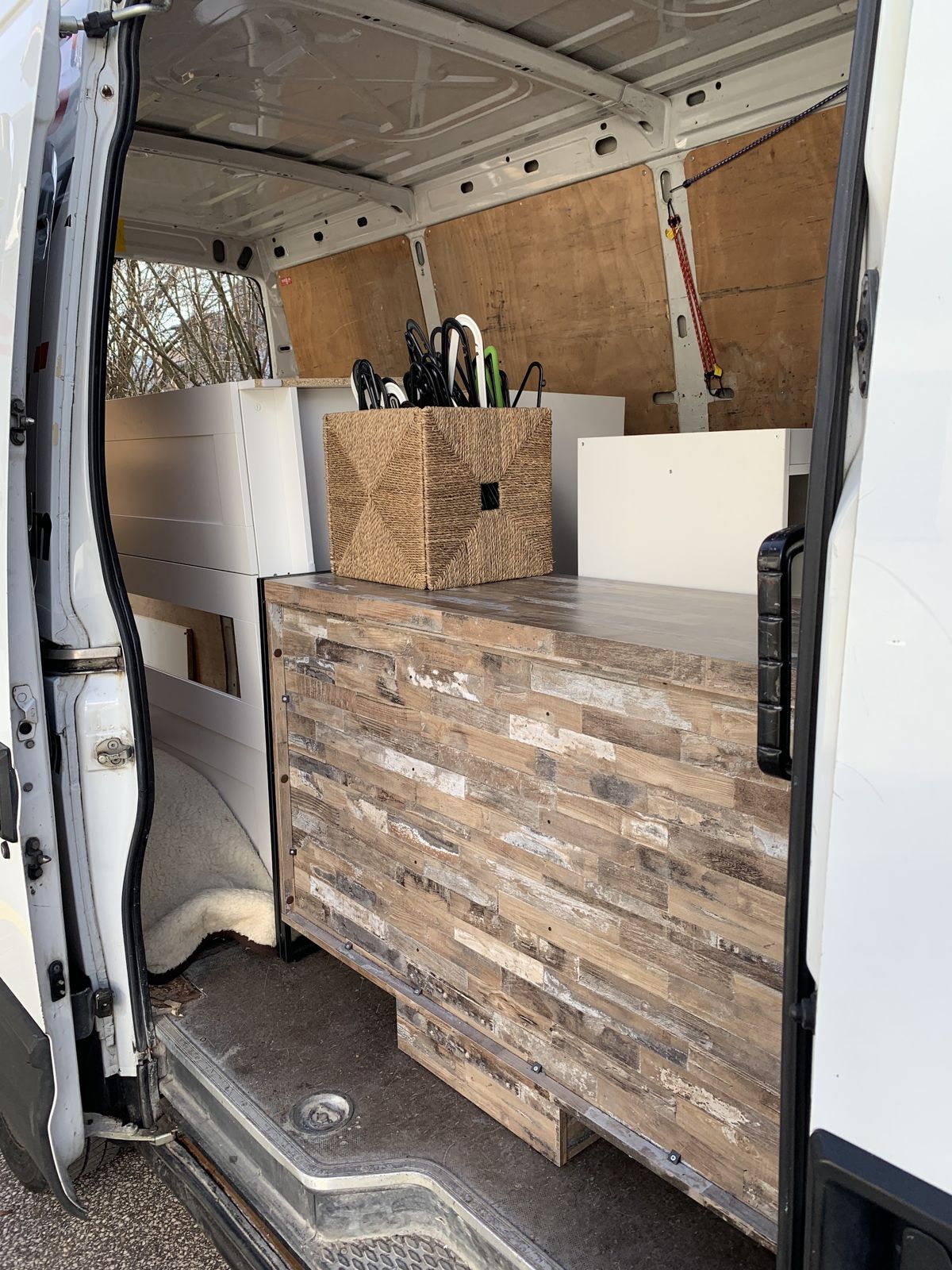 Lieferwagen mit einer Theke aus Altholz für den Transport